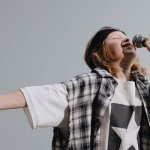 Obudź swój głos w 5 minut: ekspresowa poranna rozgrzewka strun głosowych