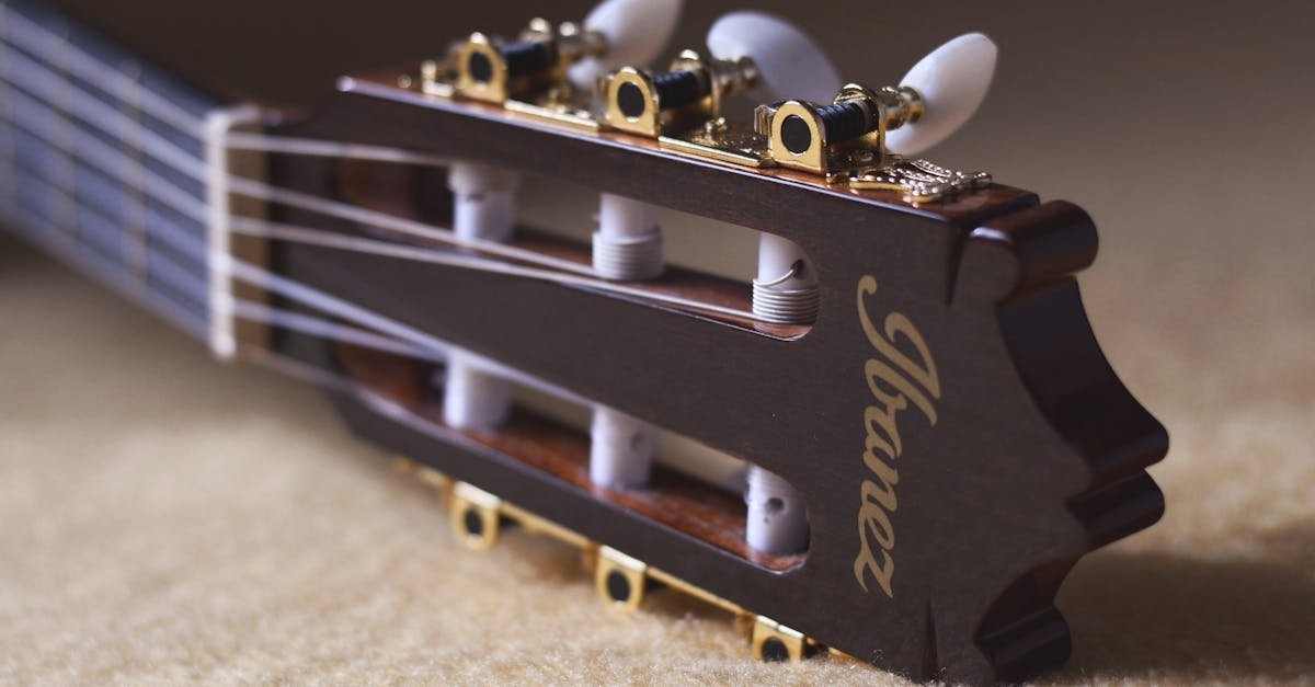 Pierwsze brzmienia: klasyczna czy akustyczna? Wybierz gitarę idealną na start