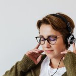 Zasypiaj mądrzej: audiobooki jako kojący rytuał na dobranoc