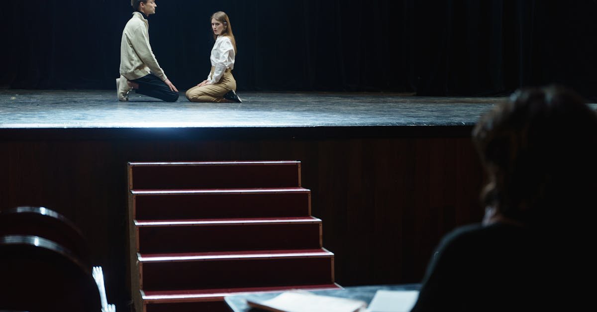 Debiut w teatrze bez wpadek: 10 najczęstszych potknięć widza i jak ich uniknąć
