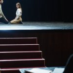 Debiut w teatrze bez wpadek: 10 najczęstszych potknięć widza i jak ich uniknąć