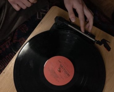 Winyl na Twoich warunkach: wbudowany preamp czy osobny? Jak wybrać gramofon, który zagra najlepiej w Twoim zestawie