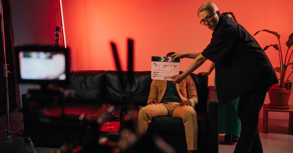 Od pomysłu do pierwszej klapsy: pisanie scenariusza filmowego w 10 prostych etapach