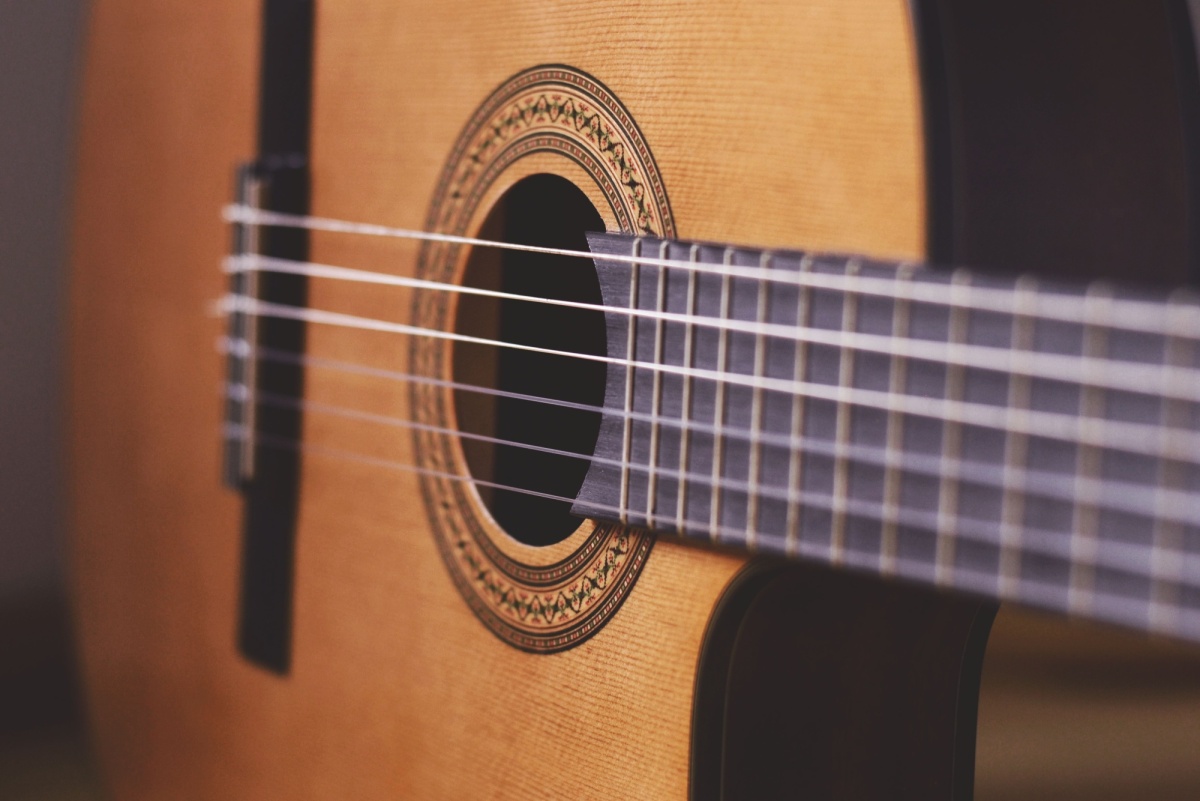 Dlaczego twoja gitara akustyczna brzmi inaczej zimą niż latem - i co to mówi o drewnie?
