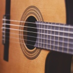 Dlaczego twoja gitara akustyczna brzmi inaczej zimą niż latem - i co to mówi o drewnie?